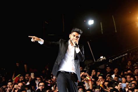  Il Gigantesco Glitterati Concert di Guru Randhawa: Uno Scontro Inaspettato tra Bollywood e la Danza Italiana